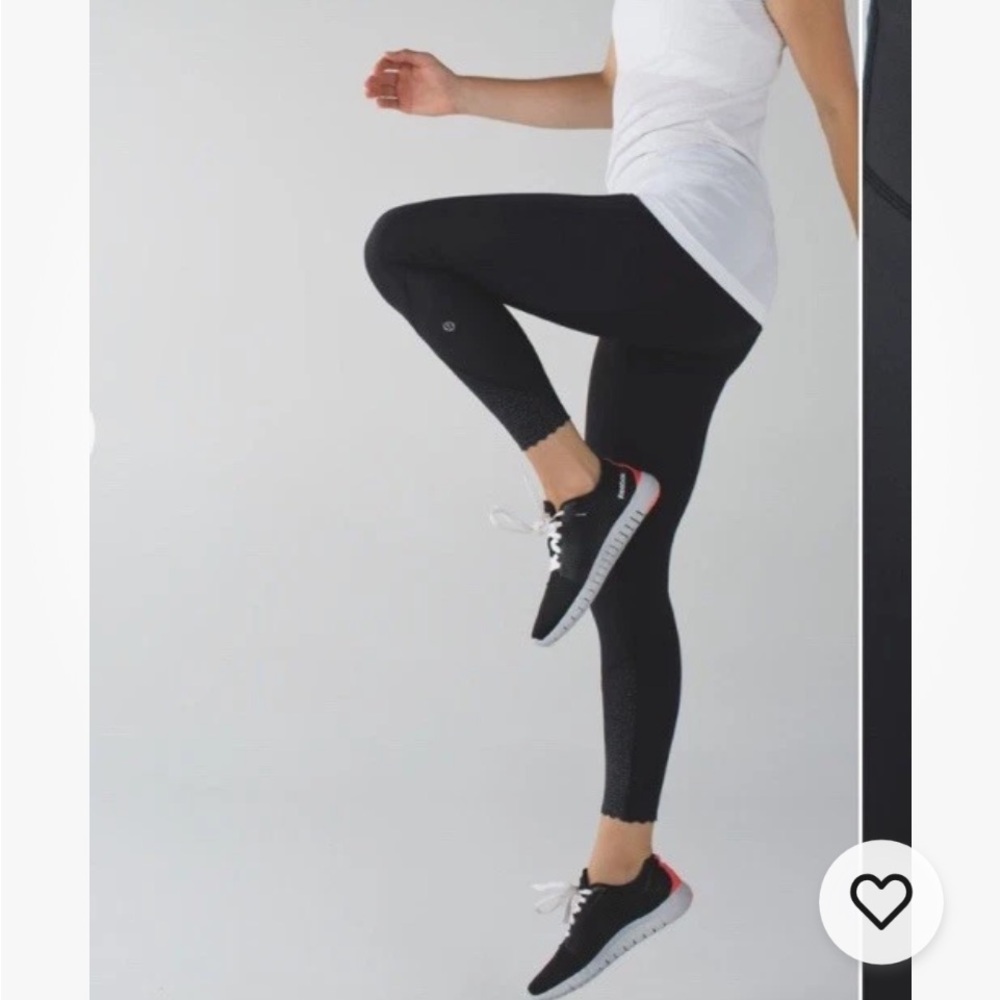 Lululemon Tight Stuff II Womens 6 Black Reflective Dots Scallop Hem Leggings.